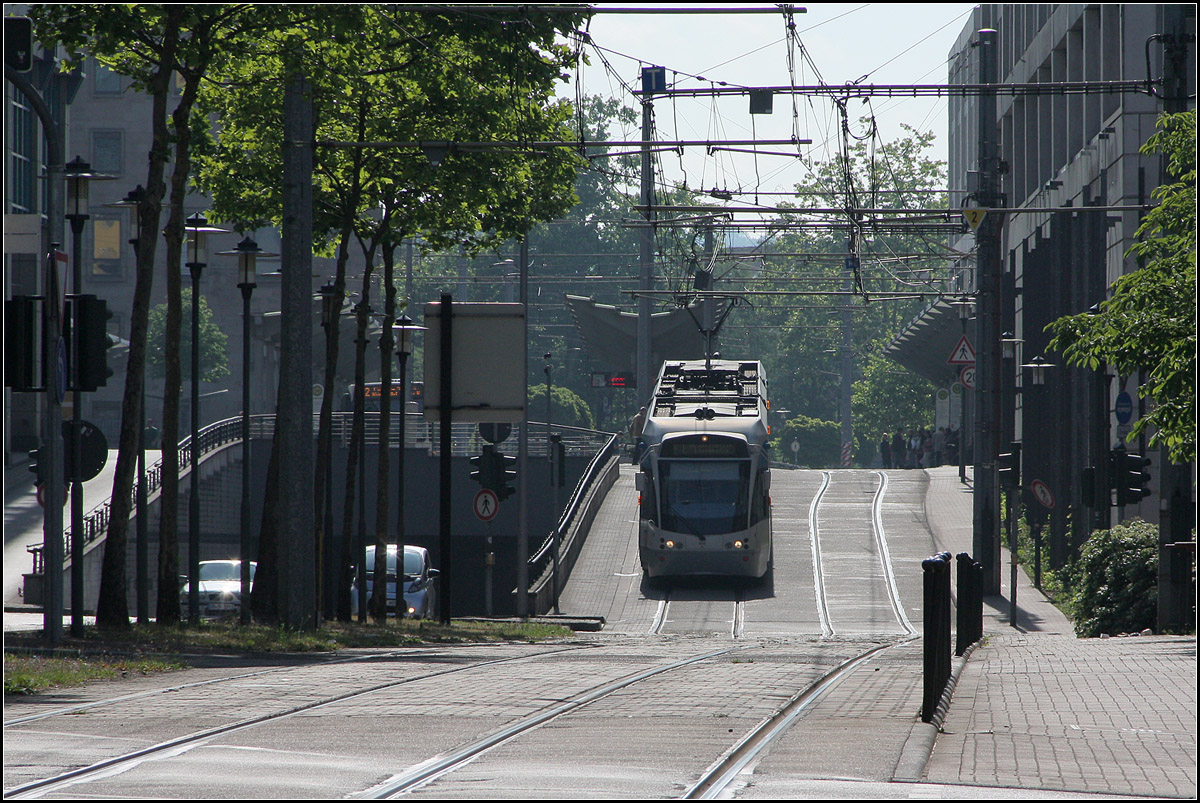 Bahnen oben, Autos unten -

So wurde der Konflikt am Hauptbahnhof von Saarbrücken gelöst. In den sechziger oder siebziger Jahren hätte man es vielleicht umgekehrt gemacht. Die urbaner und fußgängerfreundlichere Lösung. Die Fahrgäste müssen nicht in ungemütliche Untergeschosse ausweichen, der Vorplatz des Bahnhofes wird vom Durchgangverkehr befreit und auch das Umsteigen zwischen Stadtbahn und Bus ist auf kurzem Weg möglich. Soweit ich mich erinnern kann halten hier die Busse und die Saarbahn am selben Bahn- bzw Bussteig. 

28.05.2011 (M)