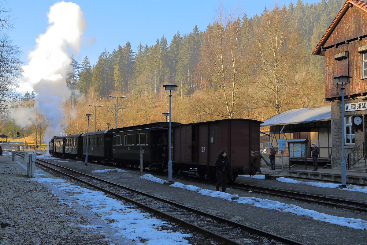 Bahnhof Alexisbad am 14.02.2015. Gerade hat 99 6101 den IG HSB-Sonderzug aus Gleis 3 gezogen und drückt ihn jetzt in Gleis 2, um ihn mit dem Güterzug zu vereinigen.