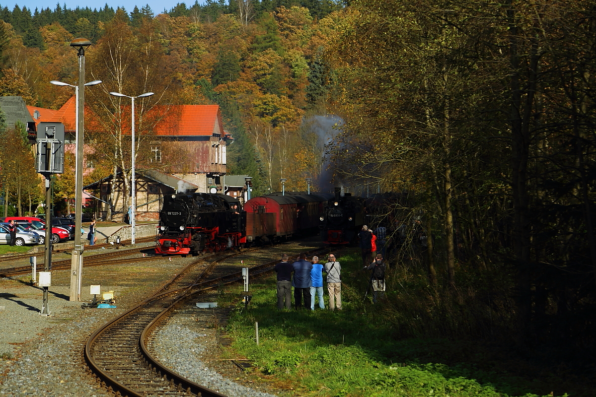 Bahnhof Alexisbad am Nachmittag des 19.10.2014. Zum Aufnahmezeitpunkt befanden sich hier gleich drei Dampfzüge, was heutzutage extrem selten ist! Auf Gleis 1 (leider verdeckt) steht 99 6001 mit einem Sonder-PmG der IG HSB, auf Gleis 2 99 7237 mit Planzug P8965 (Gernrode-Hasselfelde) und auf Gleis 3 99 5906, ebenfalls mit einem Sonder-PmG der IG HSB. Letztgenannte befand sich bereits auf der Rückfahrt nach Gernrode und hat eigens für eine Doppelausfahrt mit dem Planzug nochmals umgesetzt, was von den Fotografen natürlich dankbar angenommen wurde! Sogar eine Drohne war zum Filmen und Fotografieren im Einsatz. Ja, auch der moderne Fotograf geht mit der Zeit und nutzt die Möglichkeiten, welche die heutige Technik bietet!! ;-)