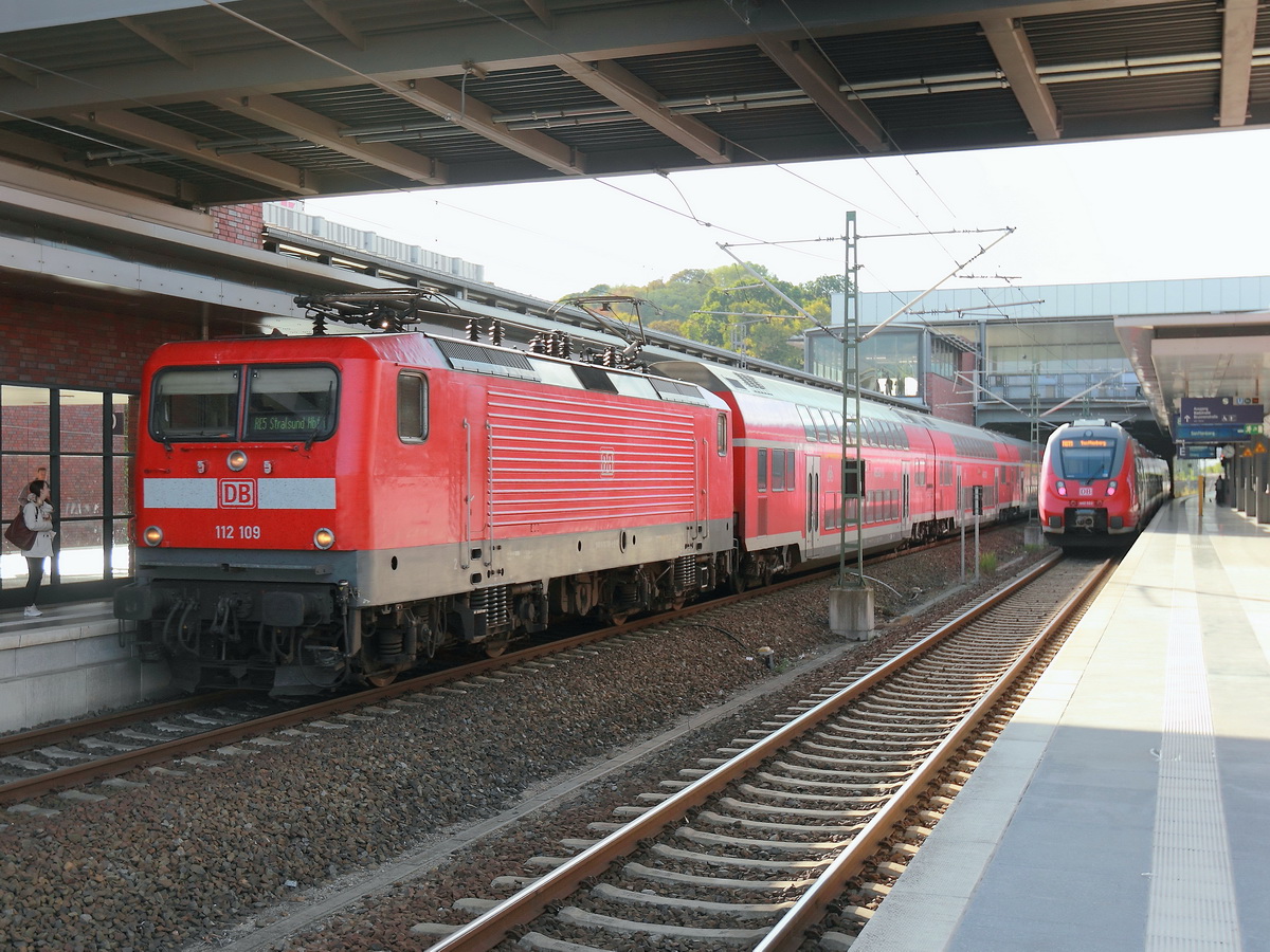 Bahnhof Berlin Gesundbrunnen am 30.09.2015 steht 112 109 mit einem  RE 5 nach Stralsund.