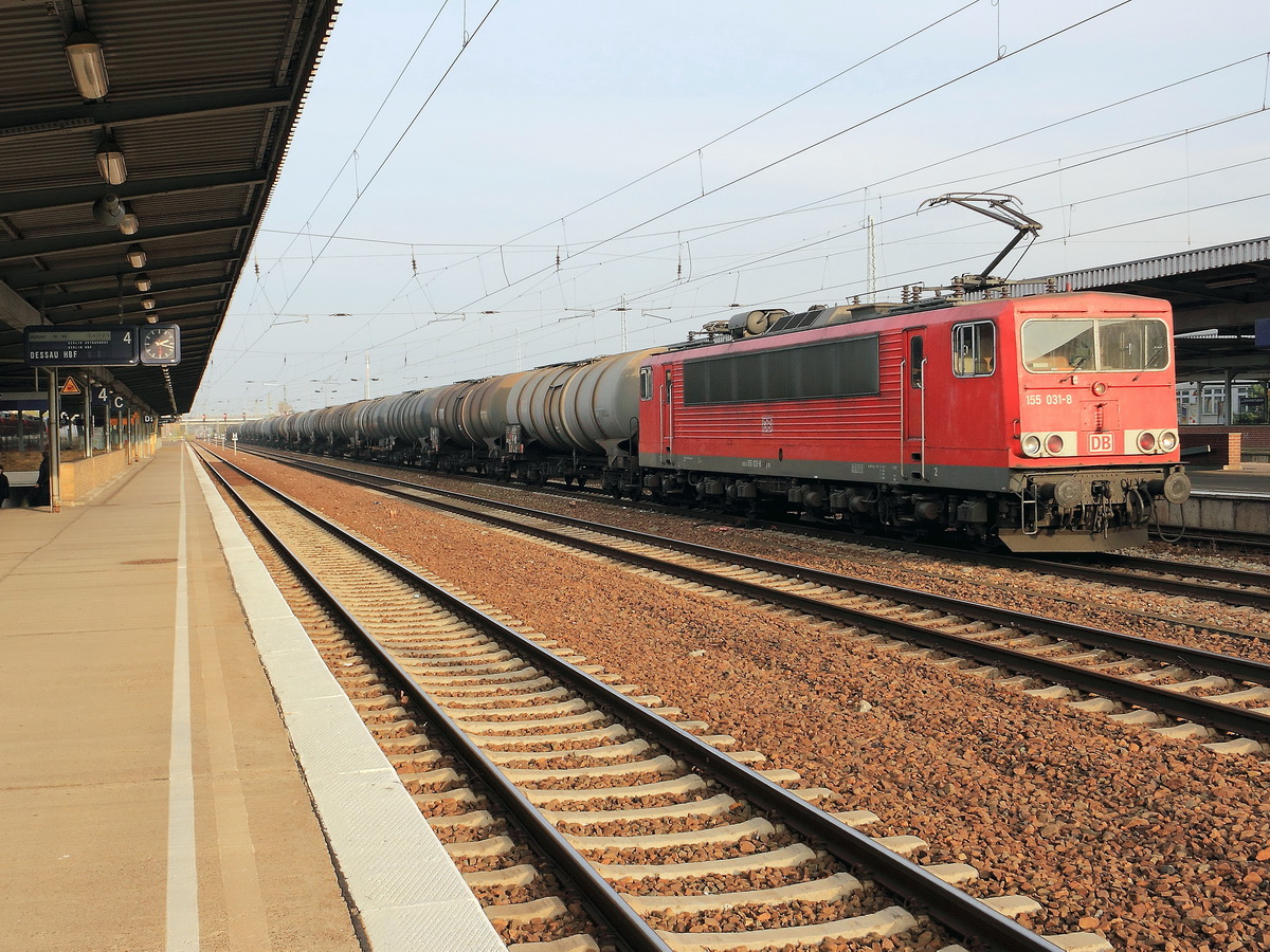 Bahnhof Berlin Schönefeld Flughafen am 11.11.2014 steht zum Personalwechsel 155 031-8 auf einem der Durchfahrgleise. 