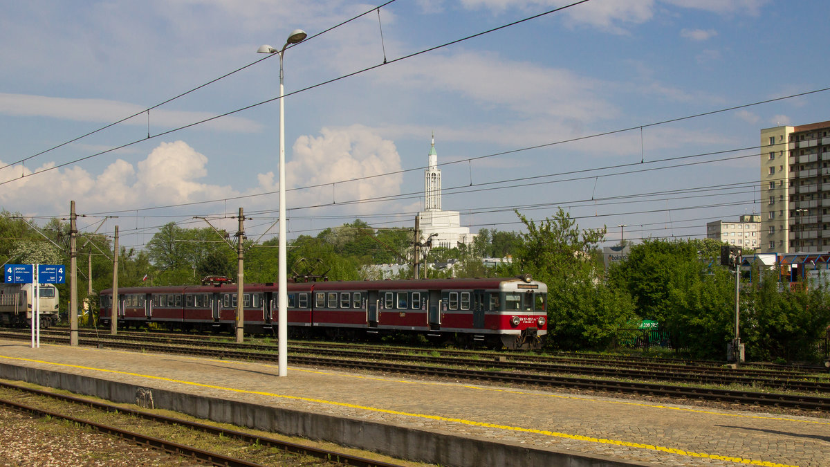 Bahnhof Bialystok am 30. April 2018. EN57-1537 steh vor der Kirche.