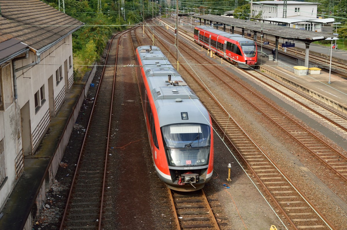 Bahnhof Bingen. Hinten steht am Bahnsteig ein 643ziger nach Kaiserslautern und vorne auf dem Nebengleis steht der 642 111 abgestellt. 21.9.2013