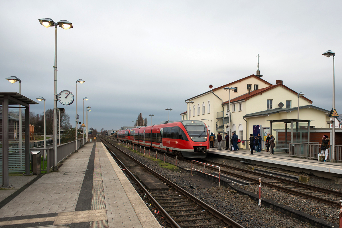 Bahnhof Burgsteinfurt, Gleisseite, 27.12.2015. 643 064 (vorderer Zugteil) und 643 054 sind soeben aus Gronau kommend in Gleis 1 eingefahren. Die Schaltung der Bahnsteigbeleuchtung ist etwas rätselhaft.

643 064 
Hersteller: Bombardier, Aachen
Fabriknummer: 191254
Abnahmedatum: 16.01.2001
Erst-Bw: Osnabrück
Betreibernr. z.Z.d. Aufnahme: 643 064 
UIC-Nr.: 95 80 0643 064-8 D-DB
EBA-Nr.: EBA 98O02Q 064 A
Eigentümer z.Z.d. Aufnahme: DB Regio NRW, Düsseldorf

