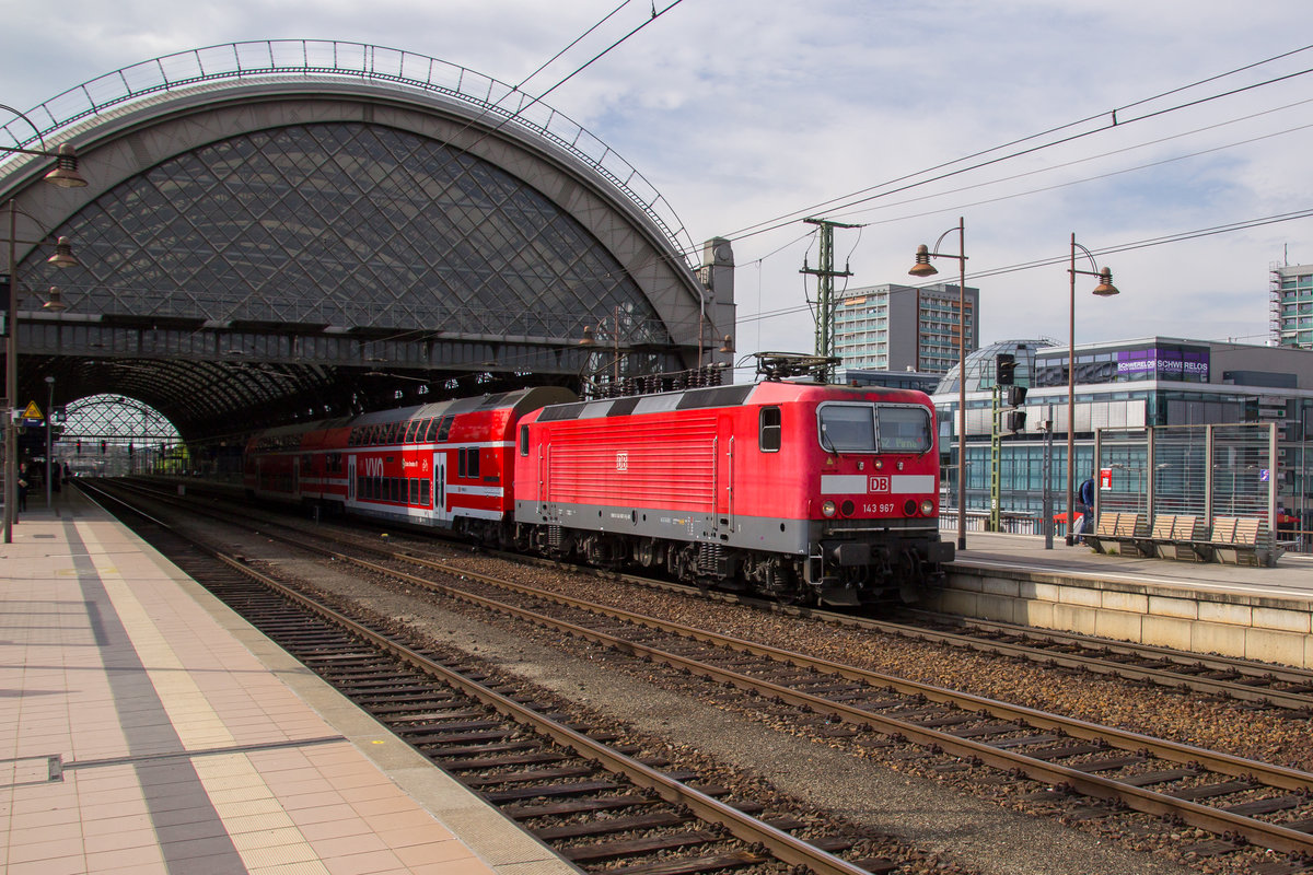 Bahnhof Dresden Hbf am 2. Mai 2018. Die S-Bahn mit 143 967-8 verlässt gerade den Bahnhof. 