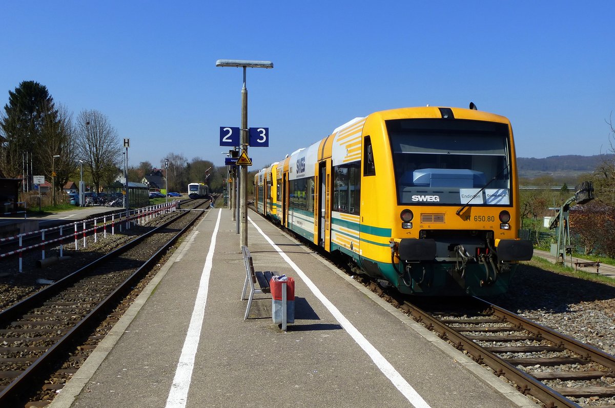 Bahnhof Gottenheim, links im Hintergrund der BSB-Triebwagen auf der Weiterfahrt nach Breisach, rechts der SWEG-Triebwagen wartet auf die Abfahrt nach Endingen am Kaiserstuhl, April 2017