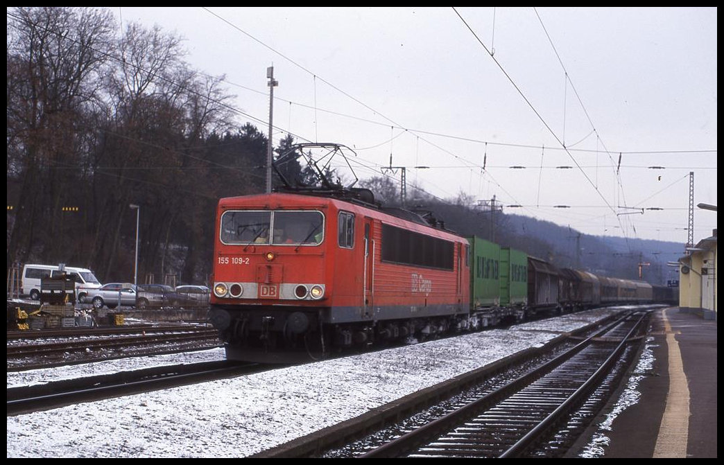 Bahnhof Guntershausen am 26.01.2000: DB 155109-2 kam um 11.16 Uhr mit einem Güterzug in Richtung Marburg fahrend durch den Bahnhof.