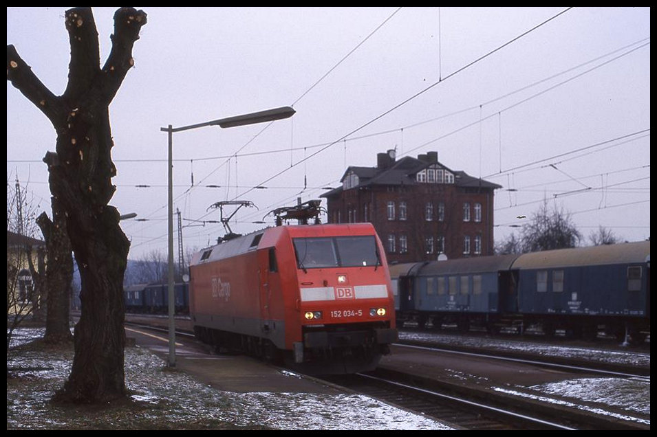 Bahnhof Guntershausen am 26.01.2000: Solo rollt 152034-5 in Richtung Marburg durch den Bahnhof.