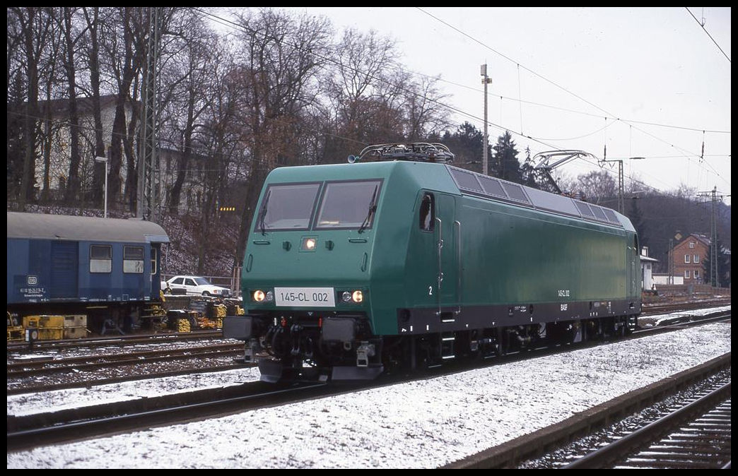 Bahnhof Guntershausen am 26.1.2000: BASF Werklok 145CL002 kommt auf Probefahrt in Richtung Bebra um 11.20 Uhr durch den Bahnhof.
