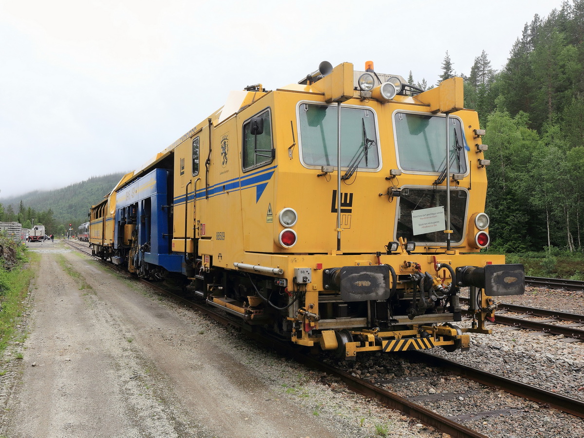 Bahnhof Harran in Norwegen, hier stand am 28.06.2016 die Universalstopfmaschine 09-16 Unimat 4S der Firma Leonhard Weiss mit der Nr. 88509 (97 43 51 506 17-1).