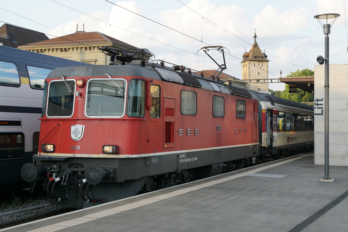 Bahnhof Impressionen Schaffhausen vom 17. August 2018.
Auf die Abfahrt
nach Singen wartend Re 420 300-6
Foto: Walter Ruetsch 