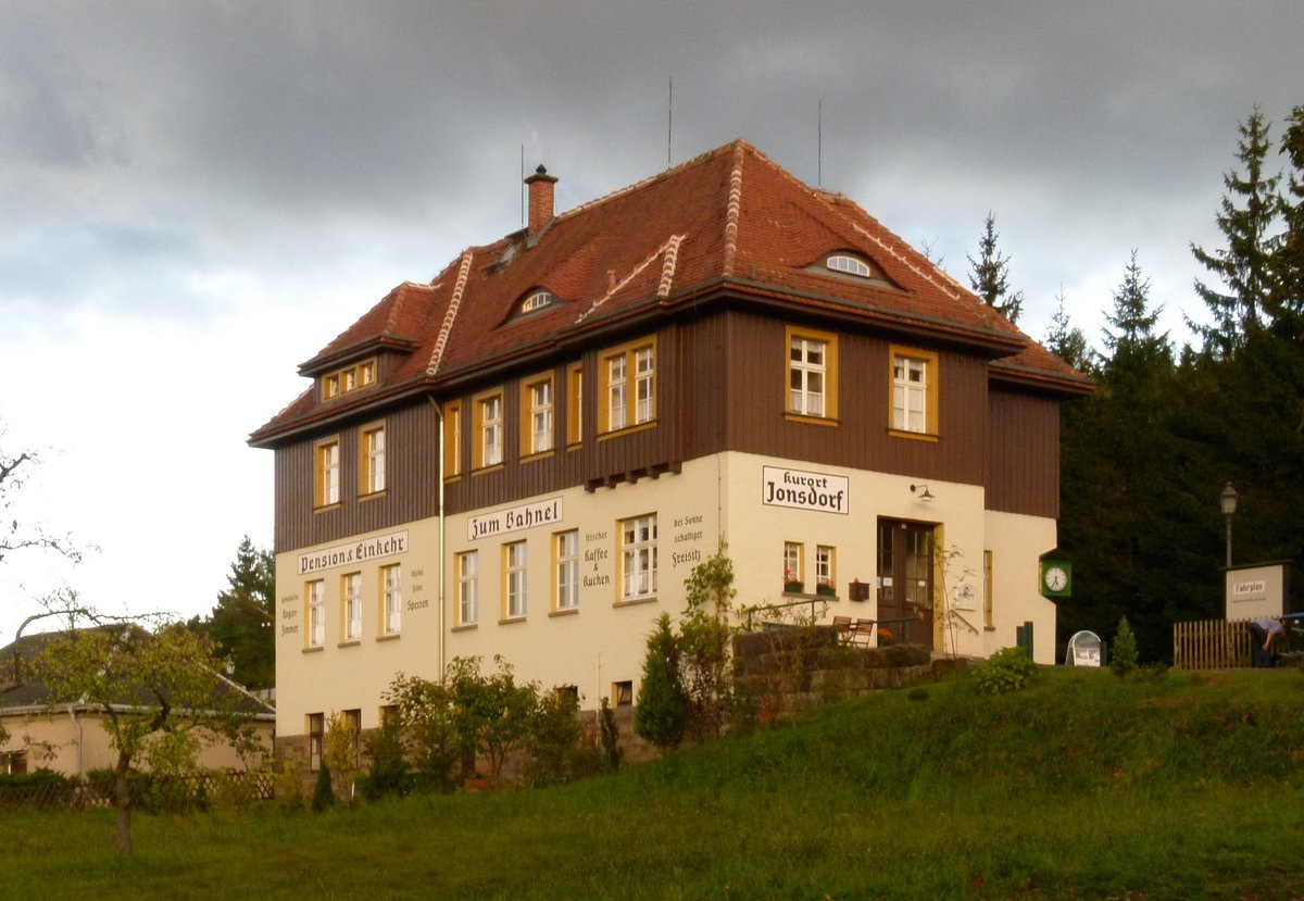 Bahnhof Jonsdorf, Endpunkt der Strecke Zittau - Bertsdorf - Jonsdorf. Das nicht mehr von der Bahn genutzte Empfangsgebäude beherbergt eine gemütliche Pension.