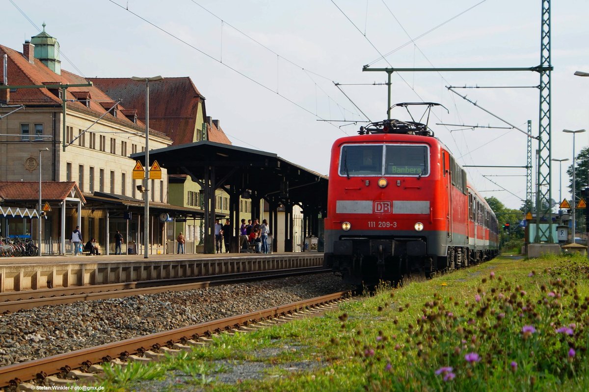 Bahnhof Kronach am 18.09.2012. Ein N-Wagen-Zug mit BR 111 beim Halt im Bahnhof Kronach.