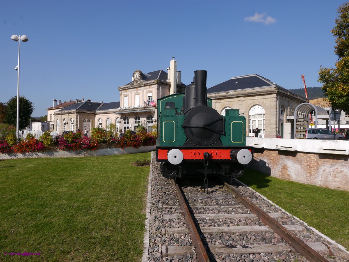 Bahnhof mit Lokdenkmal in den Vogesen:
Die Denkmallok vom Typ 030T steht vor dem Bahnhof von Remiremont. Sie wurde von Corpet-Louvet 1891 gebaut. Sie gehörte den Houillères des Cévennes (Kohlengruben in den Cevennen) und war nicht in den Vogesen zuhause.
In Remiremont endet heutzutage die Stichstrecke in die Vogesen. In früheren Zeiten führten von hier noch zwei Strecken und eine Überlandstraßenbahn weiter in die westlichen Vogesen hinein.

2014-10-03 Remiremont

