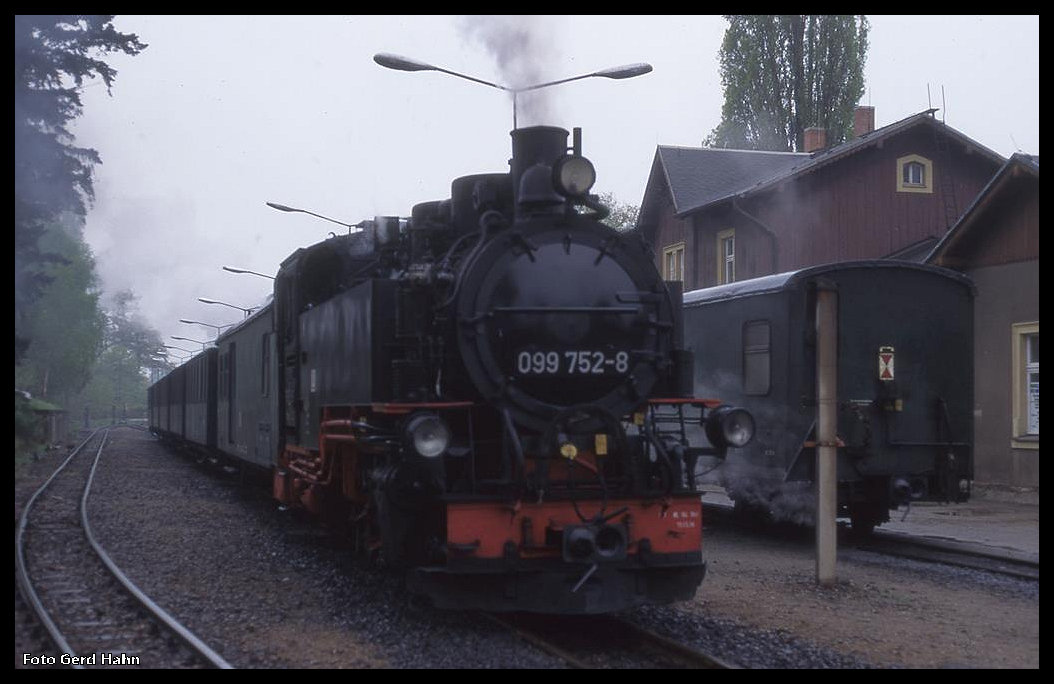 Bahnhof Moritzburg am 16.5.1996: Um 19.00 Uhr findet die Zugkreuzung der Personenzüge nach Radebeul bzw. Radeburg statt. 099739 steht abfahrbereit mit dem Personenzug nach Radeburg im Bahnhof.