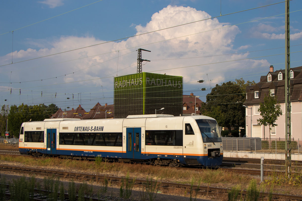 Bahnhof Offenburg am 25. Juli 2018. Die OSB ist mit 650 593-6 gerade unterwegs. 