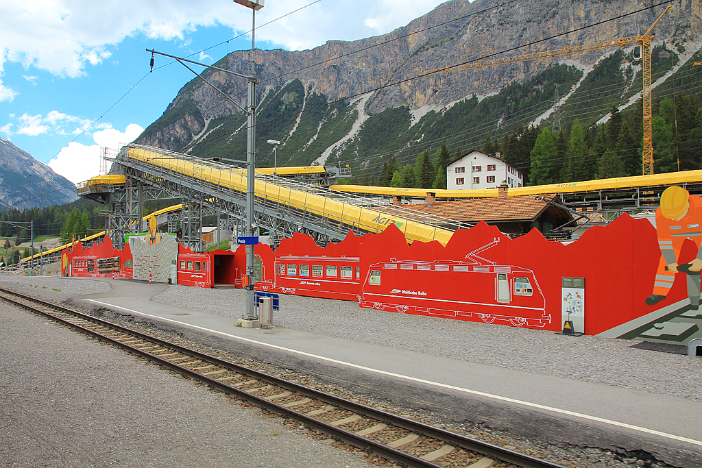 Bahnhof Preda: Arbeiten für den Albulatunnel II laufen auf Hochtouren. Aufnahme aus dem fahrenden Zug, 24. Juni 2016