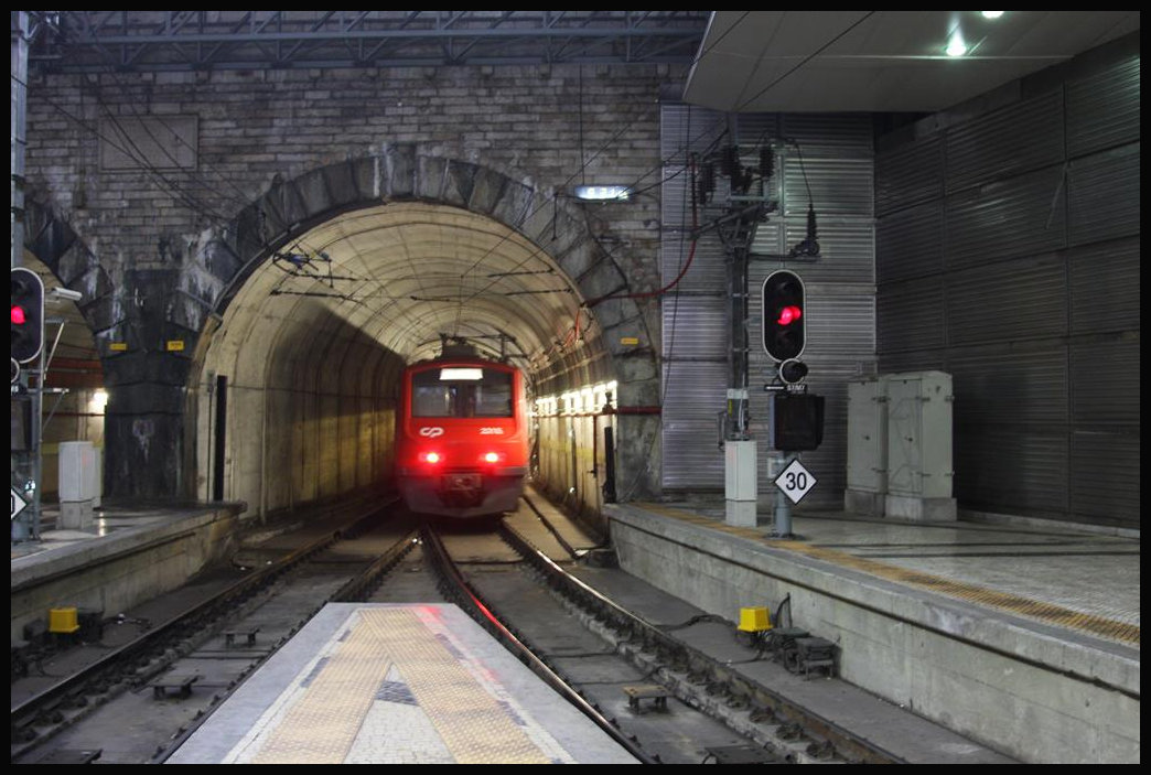 Bahnhof Rossio in Lissabon am 19.03.2018: Der Bahnhof Rossio liegt direkt in der Stadt nahe dem Restauradores Platz. Er ist ein vollständig überdachter Kopfbahnhof, wo die Nahverkehrszüge aus den nordöstlichen Vorortstrecken wie z. B. Sintra ankommen. Die Züge fahren von den Bahnsteigen aus direkt in einen Tunnel! Hier verschwindet ein Nahverkehrstriebwagen gerade in den Tunnel.