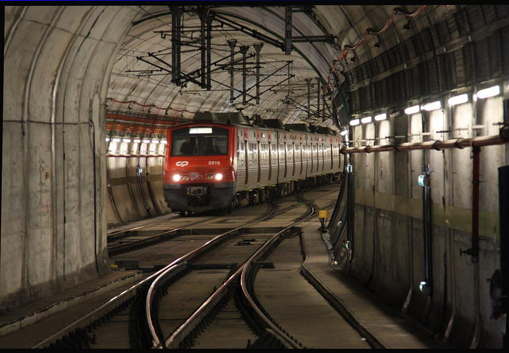 Bahnhof Rossio in Lissabon am 19.03.2018: Der Bahnhof Rossio liegt direkt in der Stadt nahe dem Restauradores Platz. Er ist ein vollständig überdachter Kopfbahnhof, wo die Nahverkehrszüge aus den nordöstlichen Vorortstrecken wie z. B. Sintra ankommen. Die Züge fahren vom Tunnel aus direkt an die Bahnsteige. Der Blick vom Bahnsteigende ermöglicht es sogar, Züge tief im Tunnel zu fotografieren, die dann aber durch den benachbarten Tunneleingang fahren. 