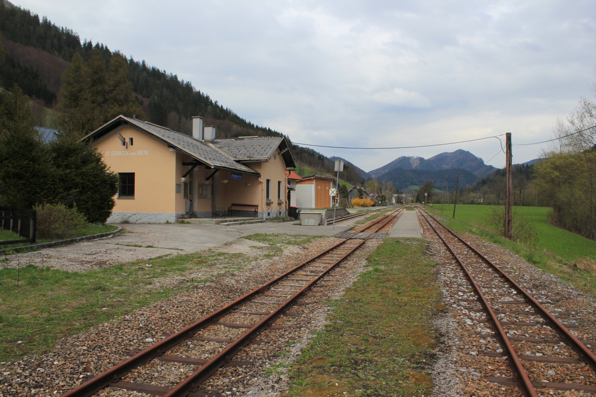 Bahnhof St. Georgen am Reith  bei Km 36,0 im Bereich der aufgelassenen Yppstalbahn mit Blickrichtung Lunz am See, April 2012