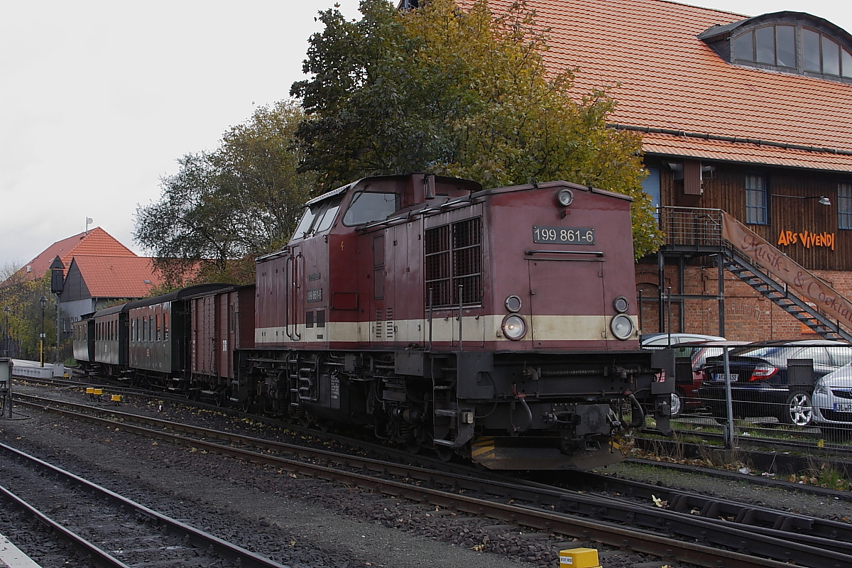 Bahnhof Wernigerode am Mittag des 18.10.2013. Gerade stellt 199 861 den