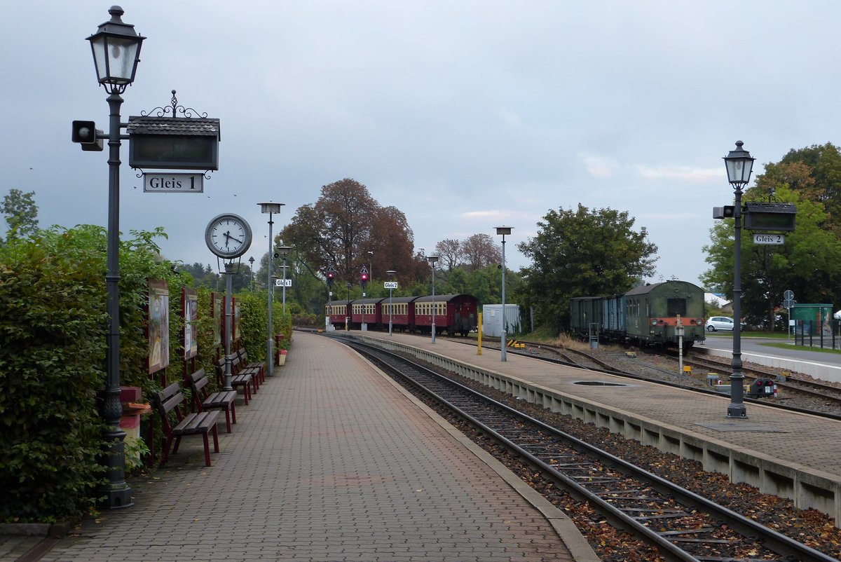 Bahnhof Wernigerode Westerntor im Oktober 2016. Rechts sieht man den Hilfszug der HSB. 