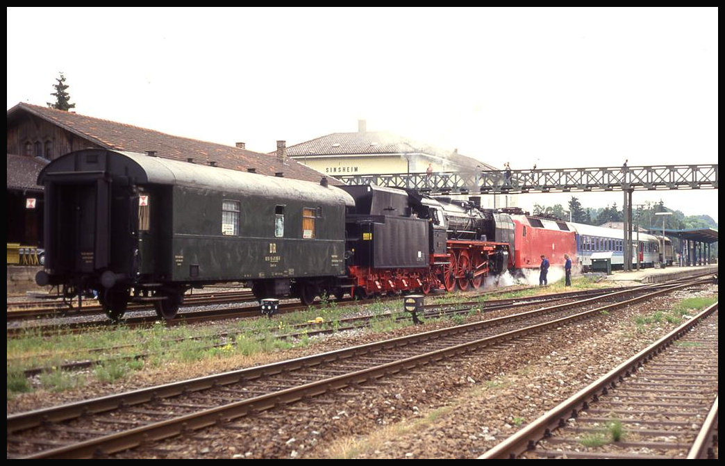 Bahnhofsfest am 26.6.1993 in Sinsheim: Der Sonderzug mit diversem Wagen und Lok Material ist angekommen. Am Zugende läuft die unter Dampf stehende 03001 mit.
