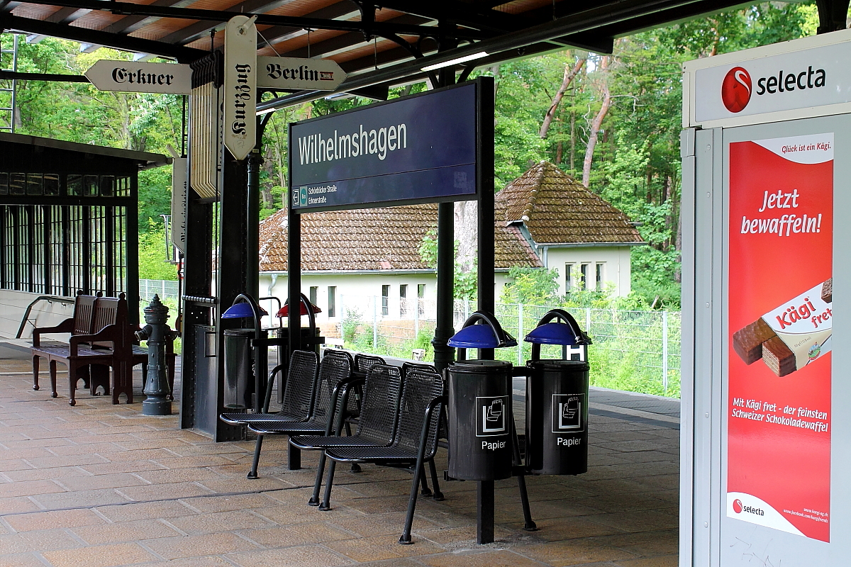 Bahnhofsmobilar gestern und heute und dazu noch ein  Hampelmann , so gesehen am 17.05.2014 im Bahnhof Wilhelmshagen.