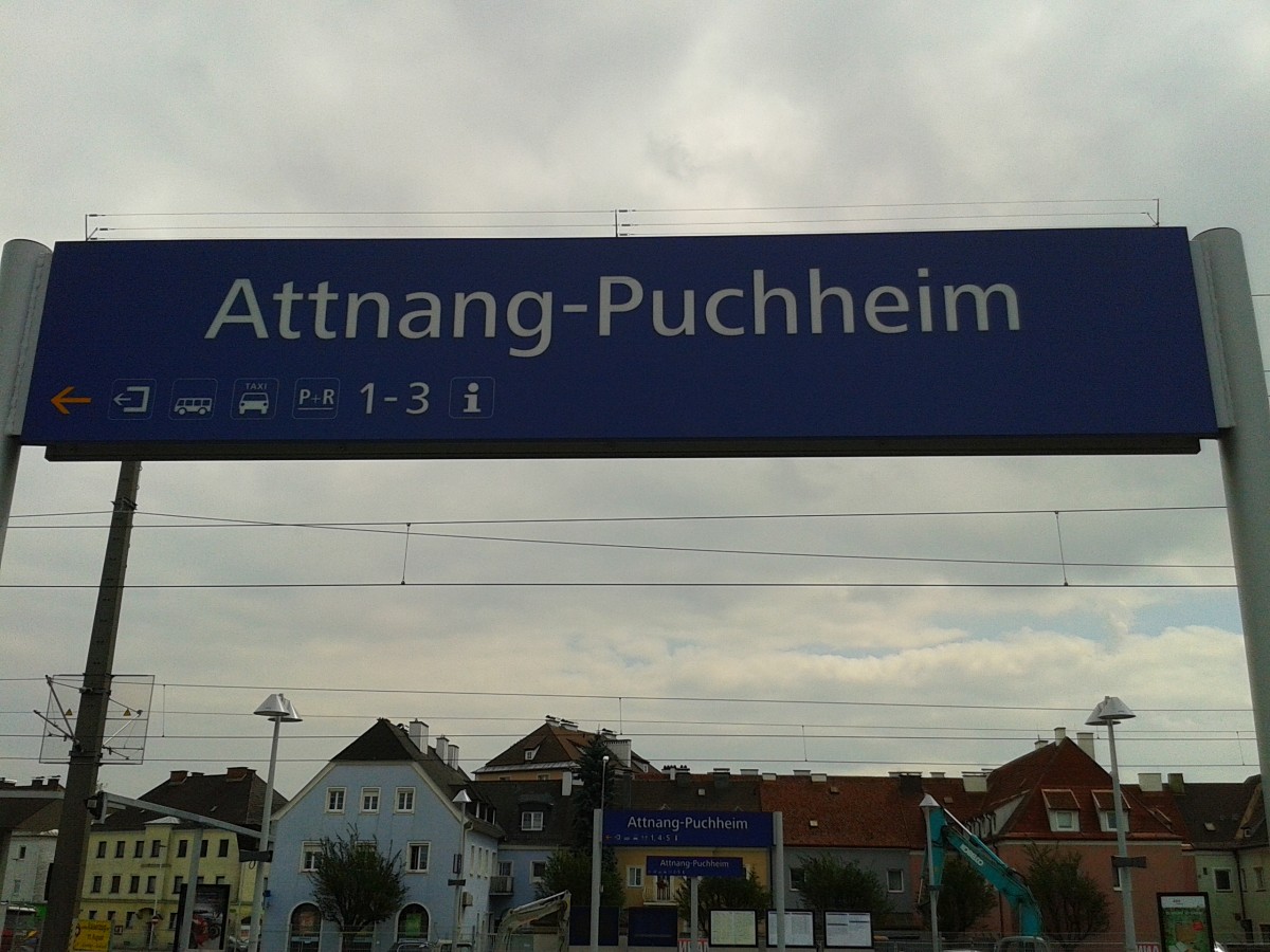 Bahnhofsschild von Attnang-Puchheim am 18.8.2015