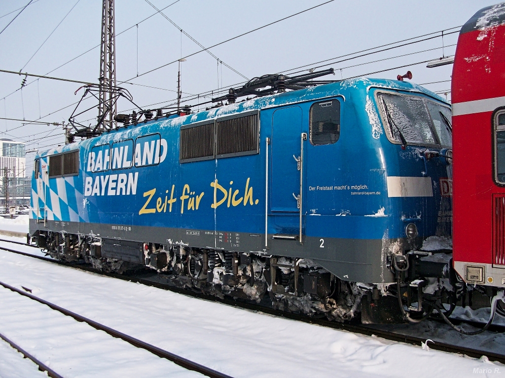 Bahnland-Bayern-Werbelok 111 017  Maxl  war am 23.2.2013 im Einsatz auf der Salzburger Strecke und brachte am morgen ihren RegionalExpress in die verschneite Landeshauptstadt München. Aufgenommen am 23.2.13 in München Hbf