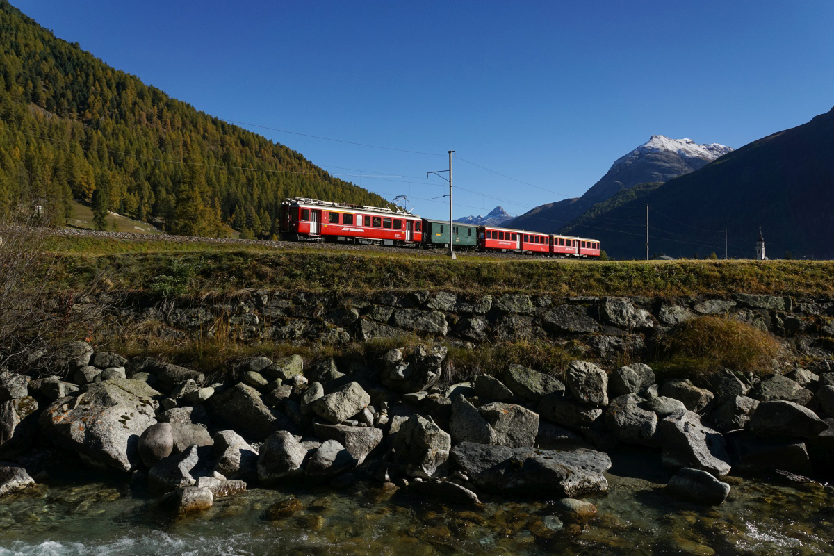 Bahnoldtimer im Stundentakt: Der  Fliegende Rhätier  ABe 4/4 501 ist am 16.10.2016 gerade ins Val Bever eingebogen.