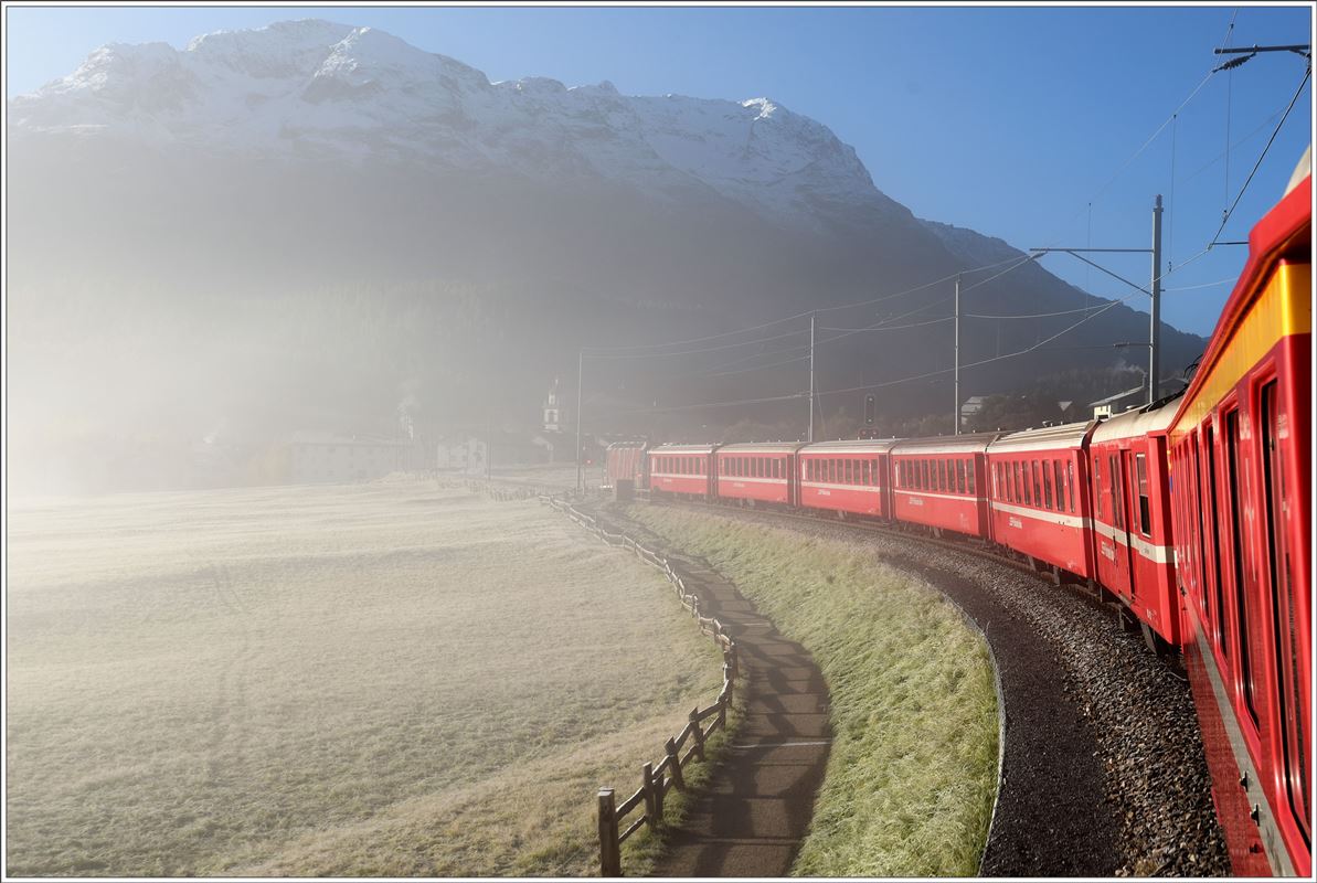 Bahnoldtimer-Wochenende im Engadin. Im noch kalten Oberengadin hat sich der Morgennebel ausgebreitet. RE1117 verlässt bei Celerina die Nebelsuppe. (16.10.2016)