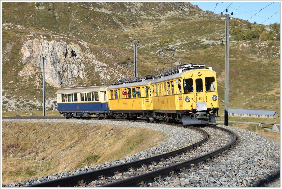 Bahnoldtimer-Wochenende im Engadin. Montebello Express bei der oberen Berninabach Brücke zwischen Lagalb und Ospizio Bernina. Die zwei betagten ABe 4/4 I 34 und 30 ziehen den Pianobarwagen bergwärts. (16.10.2016)