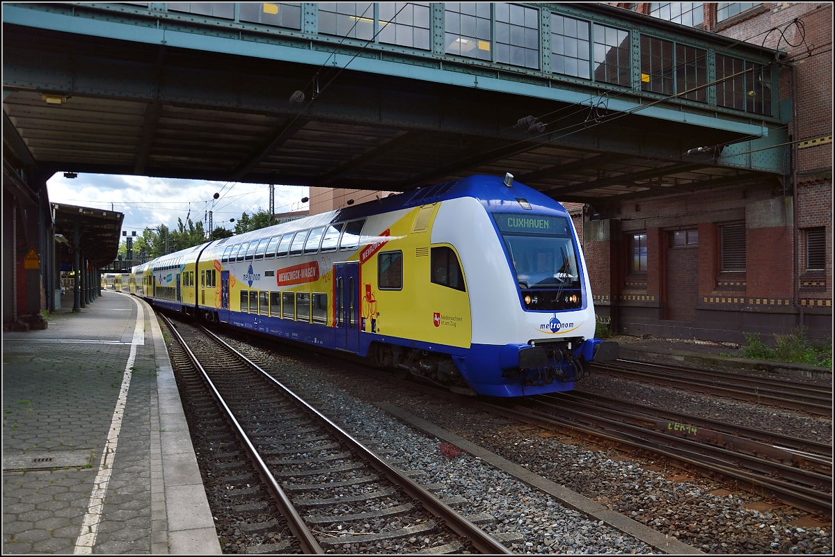 Bahnsteigbild ein wenig anders... Der Metronom nach Cuxhaven nach der Wende in Hamburg Harburg. Juli 2015.