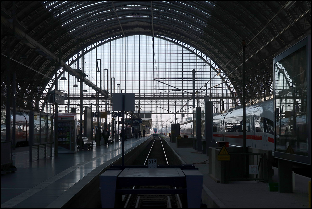 Bahnsteigshalle -

Frankfurt am Main Hauptbahnhof (mit ausfahrendem TGV).

10.10.2018 (M)