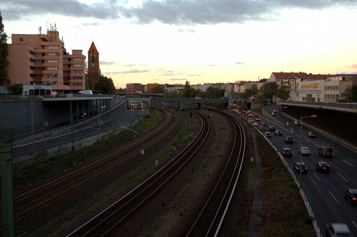 Bahnstimmung , Berlin, Hhe Kaiserdamm. Auto-Fern und S-Bahn. 18.10.2013  17:58 Uhr.