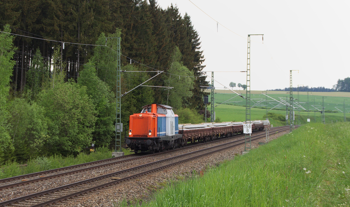 Bahnstreik III - Am 21 Mai 2015 blieben die meisten Personen- und Güterzüge aus dem DB Konzern auf den Abstellgleisen. Betrieb auf den Gleisen gab es dennoch. 212 063-2 rollt mit einen Zug mit neuen Schwellen und Gleisen in Richtung Hof. Ich vermute die Fuhre geht nach Selb-Plößberg. Die Bahnstrecke 5027 Cheb (Eger) - As (Asch) - Selb-Plößberg - Oberkotzau bekommt den Lückenschluß zwischen Plößberg und As. Dann können wieder Züge zwischen Deutschland und Tschechien grenzüberschreitend fahren.
212 063-2 wurde im Herbst 1963 von MaK mit der Bezeichnung V 100 2063 an die DB ausgeliefert. Neuerdings ist sie im Besitz von ALS - ALSTOM Lokomotiven Service GmbH, Stendal. Vermietung an SVG - Stauden-Verkehrs-GmbH. Bahnstrecke 6362 Leipzig - Hof