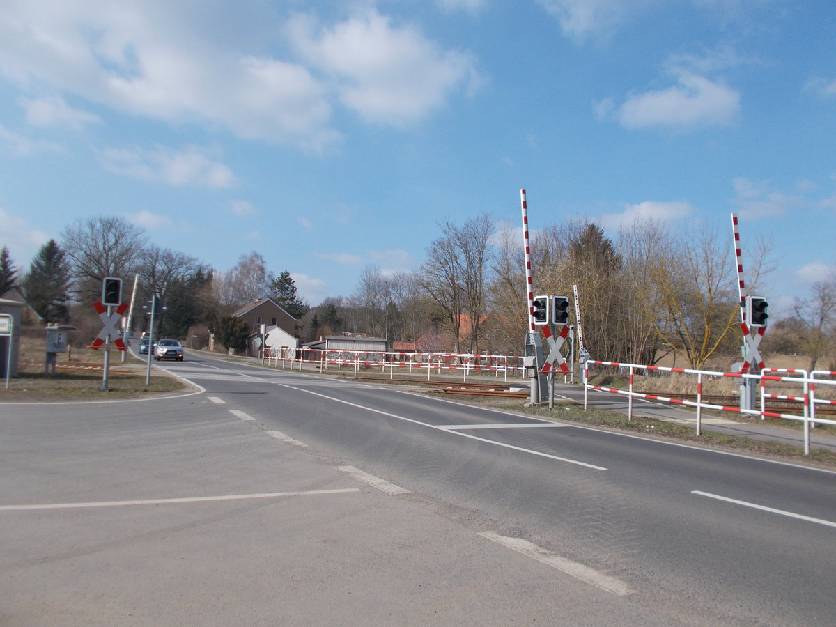 Bahnübergang an der Westein-und ausfahrt von Müncheberg am 19.März 2016.