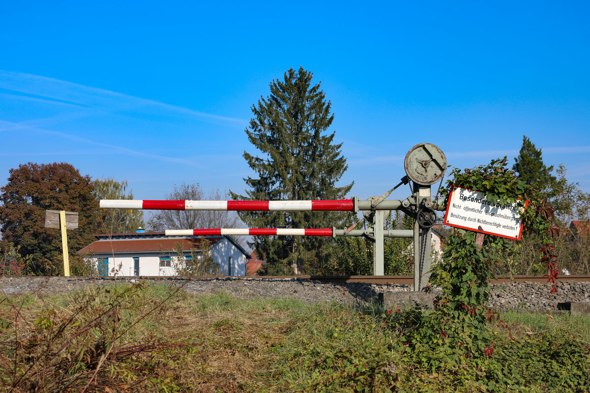 Bahnübergang im Bahnhof Groß Sankt Florian . 
Der gute Alte Sperrschranke wird wohl bald fallen. 
6.10.2018