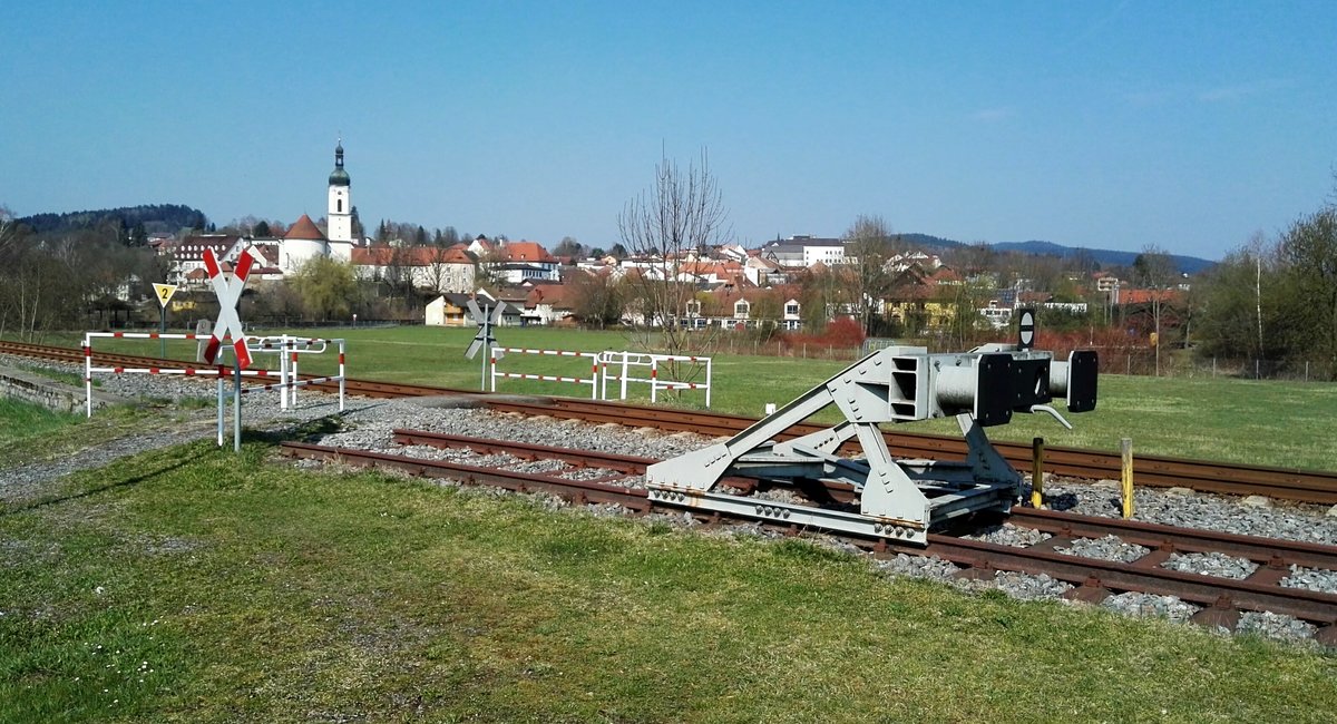 Bahnübergang für Fußgänger und Prellbock bei Bad Kötzting (im Hintergrund) 02.04.2017