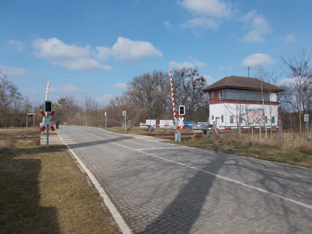 Bahnübergang mit ehemaligen Stellwerk in Müncheberg am 19.März 2016.