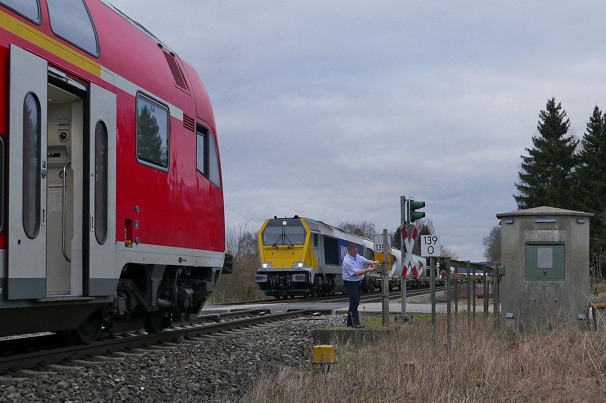 Bahnübergangsstörung (|||) - Auch aus der Gegenrichtung musste der Lokführer des RE von Lindau nach Stuttgart am Bahnübergang Schweinhausen II anhalten und aussteigen, um den Schlüsselschalter am gestörten Bahnübergang zu bedienen (02.02.2018).