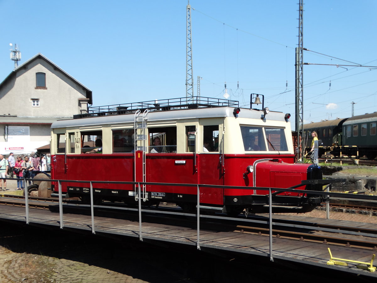 Bahnwelt Darmstadt Kranichstein Schweineschnäutzen T141 (Triebwagen- und Waggonfabrik Wismar 20203, Typ Hann. B) am 07.05.16 auf der Drehscheibe