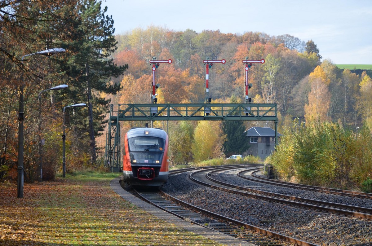  Bald ist Ende mit dem Personenverkehr Döbeln - Nossen - Meißen  642 178 fährt noch mal in Roßwein unter der Schönen Singnalbrücke hindurch 04.11.2015