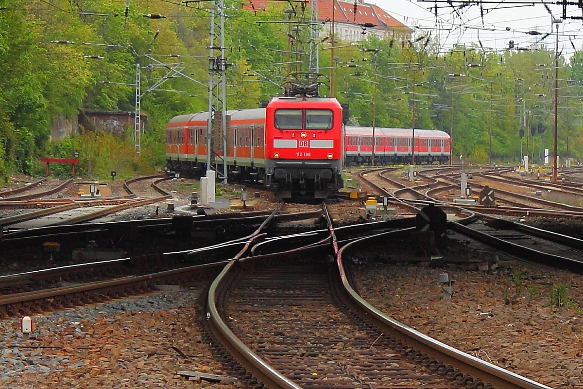 Bald ist es wieder soweit, die Kreuzfahrer kommen nach Berlin..
Am 03.05.2017 rangiert die 112 188 im Bahnhof Berlin-Lichtenberg 


