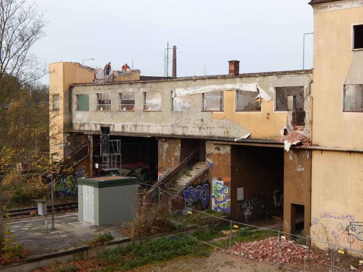 Bald wird es das Empfangsgebäude von Duisburg Wedau samt dem Überweg nicht mehr geben. Seit kurzem sind die Abrissarbeiten im Gange. Damals war Wedau noch ein größerer Bahnhof, mit der Einstellung des Personenverkehrs über Lintdorf verlor der Bahnhof an Bedeutung wo bis heute nur noch der RB37 nach Entenfang hält.

Duisburg Wedau 14.11.2015