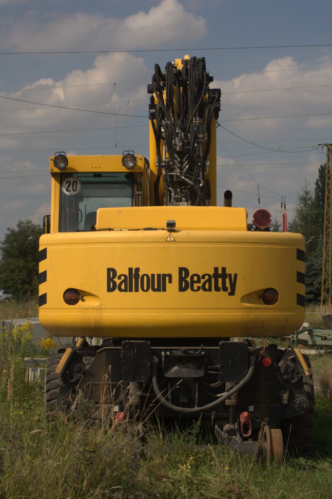 Balfour Beatty , ein wohlklingender Name fr diesen Zweiwegebagger. 24.08.2013 
15:35 Uhr in Coswig aufgenommen.