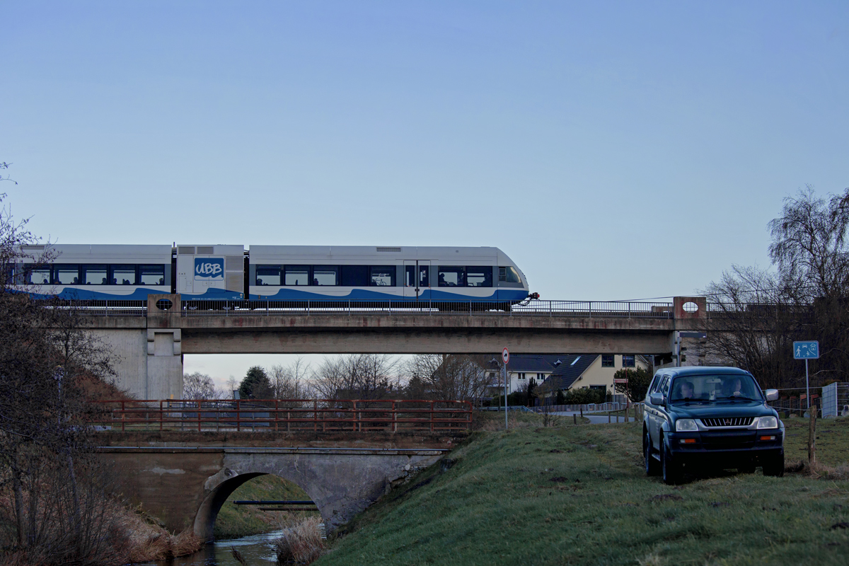Bansiner Eisenbahn Kanalbrücke mit Stadler GTW der UBB. - 10.02.2015