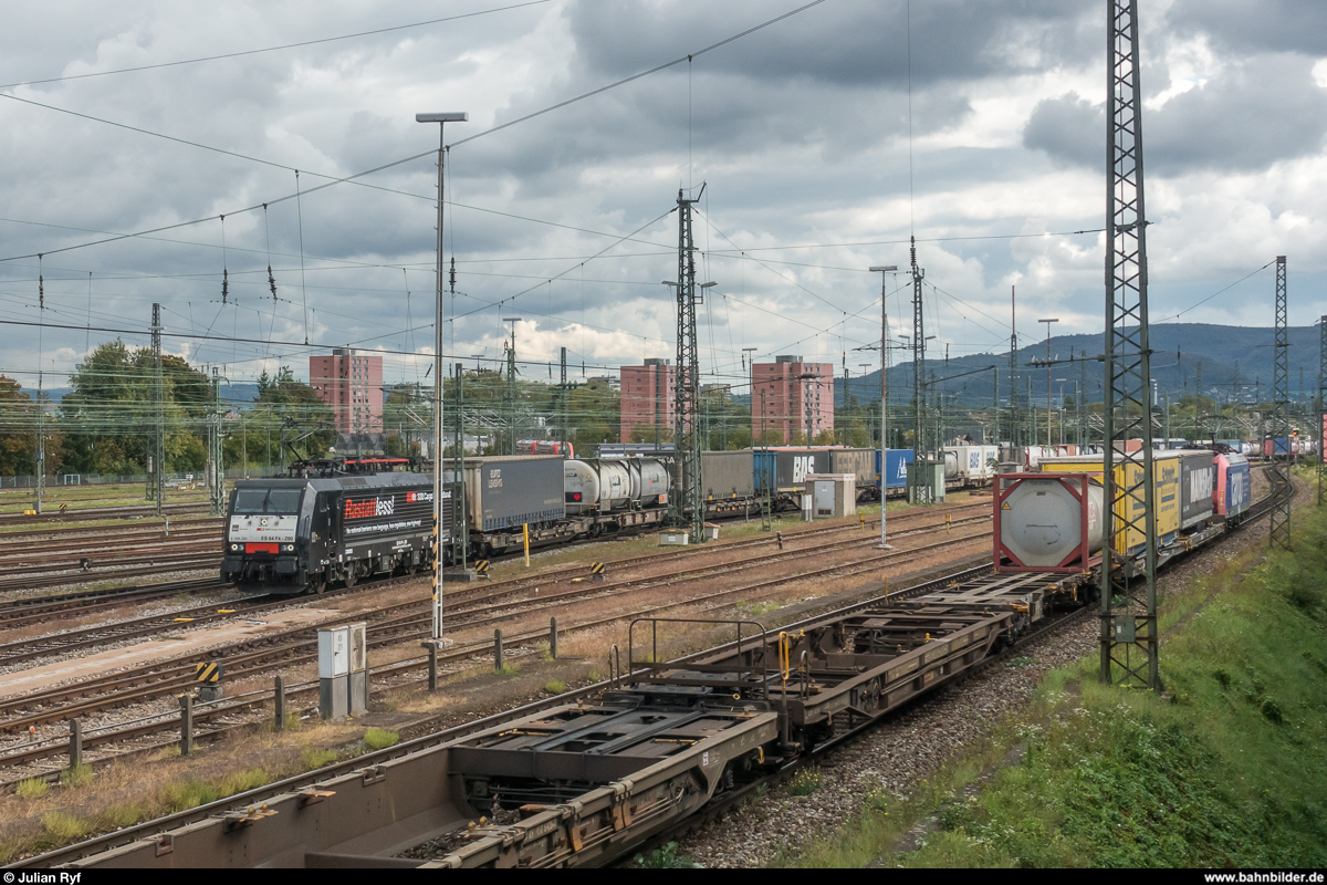 Basel Badischer Bahnhof am 6. Oktober 2017. Viel Verkehr am Nachmittag: 189 290  Rastattless/AusgeRastatt  ist mit einem UKV-Zug unterwegs nach Deutschland, während 482 009 mit einem selbigen gerade Die Schweiz erreicht hat.