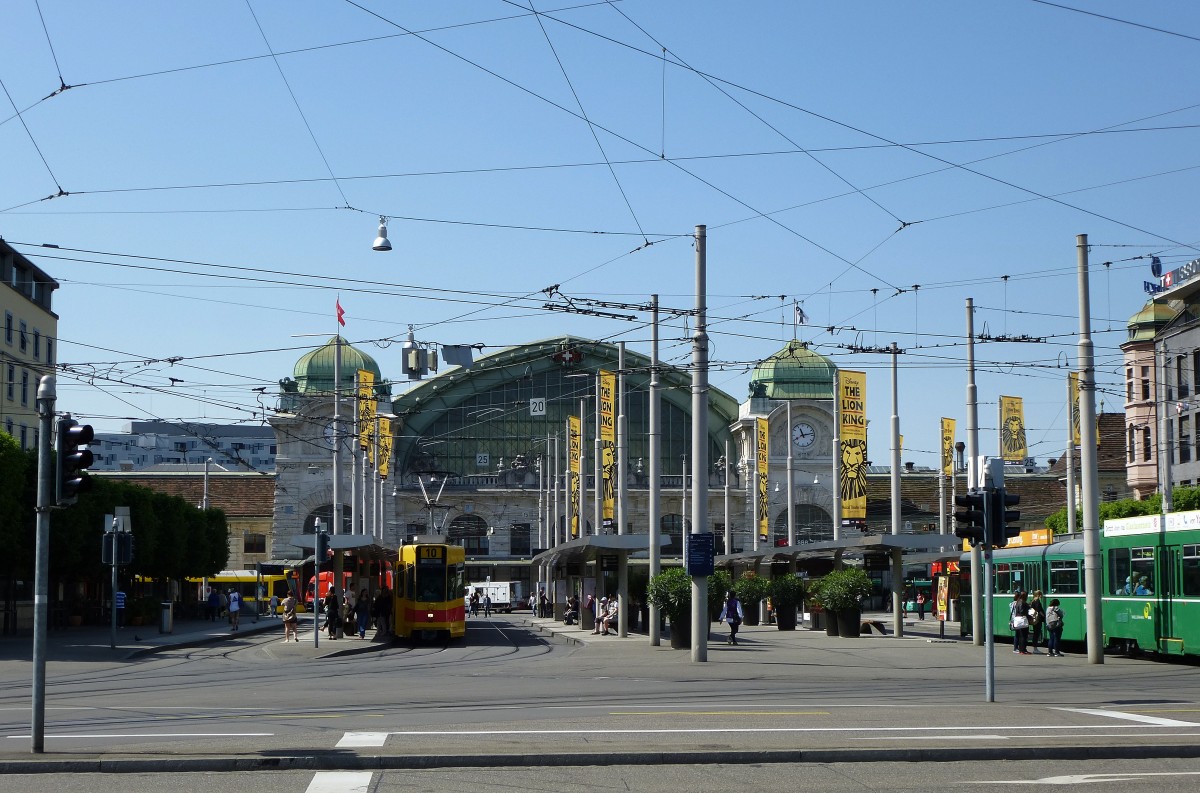 Basel, Blick ber den Bahnhofsvorplatz mit den Straenbahnhaltestellen auf den Bahnhof der Schweizer Bundesbahn (SBB), Mai 2015